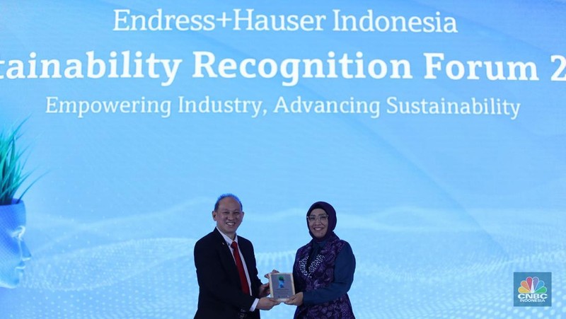 Presiden Direktur Endress+Hauser Indonesia, Henry Chia menyampaikan pemaparan dalam acara Endress+Hauser Indonesia Sustainability Recognition Forum 2025 di Jakarta, Kamis (8/5/2025). (CNBC Indonesia/Tri Susilo)