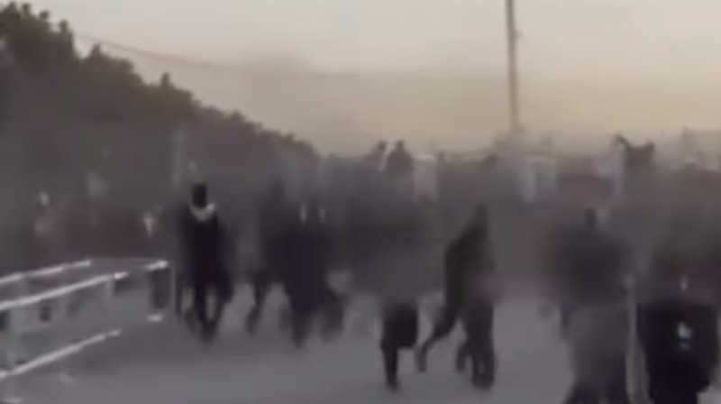 Ratusan warga Palestina berlarian saat mereka bergegas memasuki lokasi bantuan yang dikelola oleh Yayasan Kemanusiaan Gaza (GHF) di Jalur Gaza (12/6/2025). (Istimewa)