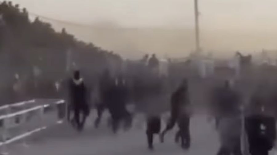 Ratusan warga Palestina berlarian saat mereka bergegas memasuki lokasi bantuan yang dikelola oleh Yayasan Kemanusiaan Gaza (GHF) di Jalur Gaza (12/6/2025). (Istimewa) Ratusan warga Palestina berlarian saat mereka bergegas memasuki lokasi bantuan yang dikelola oleh Yayasan Kemanusiaan Gaza (GHF) di Jalur Gaza (12/6/2025). (Istimewa)