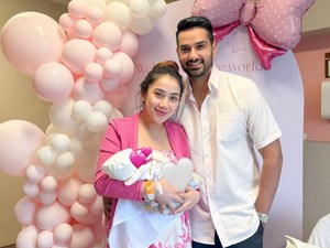 Viral Rayakan Kelahiran Anak, Pria Ini Berikan Perawat Hadiah Liontin Emas