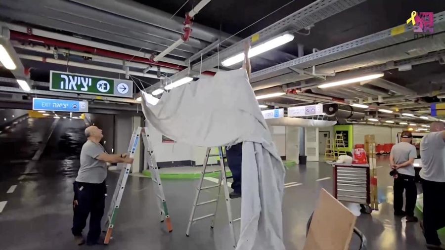 Warga Israel di Tel Aviv berbondong-bondong mendatangi supermarket lokal pada hari Jumat (13 Juni) menyusul peringatan nasional tentang serangan yang akan segera terjadi, saat pemerintah mengumumkan peluncuran operasi militer yang menargetkan infrastruktur nuklir Iran. (Tangkapan Layar Video Reuters/)