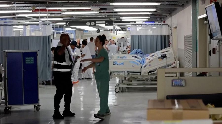 Warga Israel di Tel Aviv berbondong-bondong mendatangi supermarket lokal pada hari Jumat (13 Juni) menyusul peringatan nasional tentang serangan yang akan segera terjadi, saat pemerintah mengumumkan peluncuran operasi militer yang menargetkan infrastruktur nuklir Iran. Warga Israel di Tel Aviv berbondong-bondong mendatangi supermarket lokal pada hari Jumat (13 Juni) menyusul peringatan nasional tentang serangan yang akan segera terjadi, saat pemerintah mengumumkan peluncuran operasi militer yang menargetkan infrastruktur nuklir Iran. (Tangkapan Layar Video Reuters/)