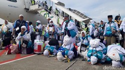 Kloter 1 Haji Debarkasi Solo Mendarat di Bandara, Jemaah Sujud Syukur
