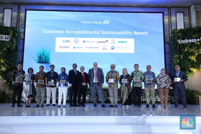 Presiden Direktur Endress+Hauser Indonesia, Henry Chia menyampaikan pemaparan dalam acara Endress+Hauser Indonesia Sustainability Recognition Forum 2025 di Jakarta, Kamis (8/5/2025). (CNBC Indonesia/Tri Susilo)