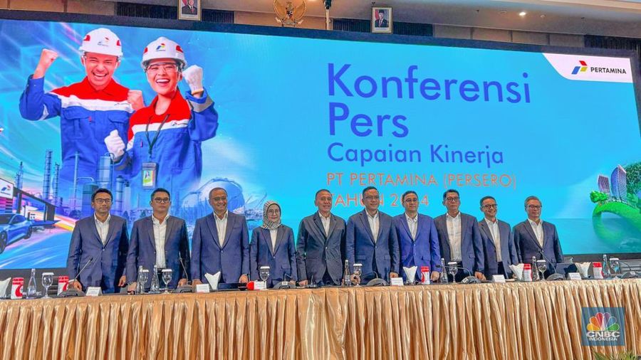 Susunan terbaru Dewan Direksi PT Pertamina (Persero), pada acara Konferensi Pers Capaian Kinerja Pertamina 2024 di Grha Pertamina, Jakarta, Jumat (13/6/2025). (CNBC Indonesia/Firda Dwi Muliawati)