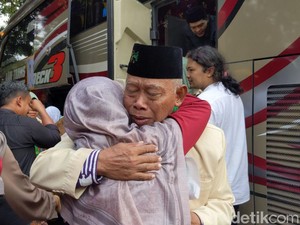 Satu Tertinggal, Tangis Haru Warnai Kedatangan Jemaah Haji Trenggalek