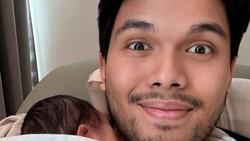 Suara Bergetar Thariq Halilintar saat Azankan Putra Pertama