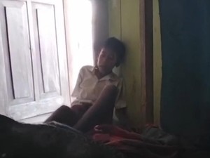 Viral Bocah di Tojo Una-Una Nangis Tak Bisa Sekolah karena Ayah Lumpuh