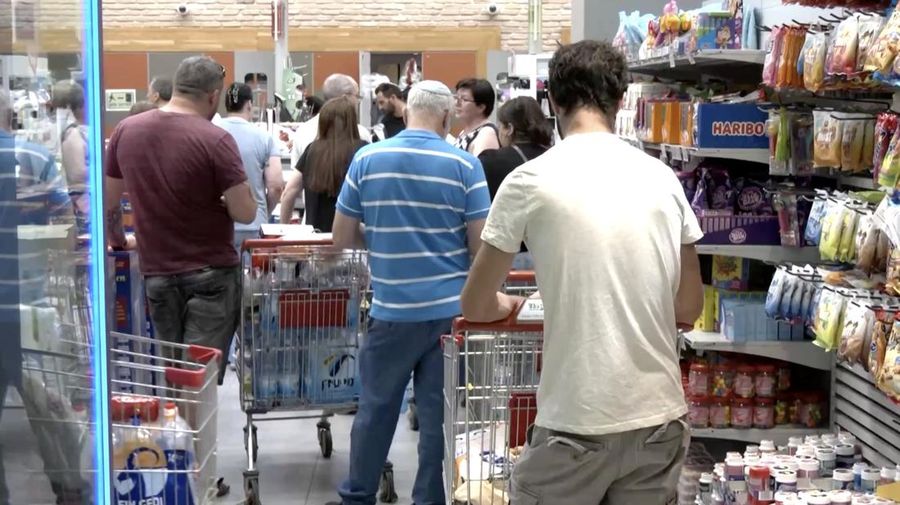 Warga Israel di Tel Aviv berbondong-bondong mendatangi supermarket lokal pada hari Jumat (13 Juni) menyusul peringatan nasional tentang serangan yang akan segera terjadi, saat pemerintah mengumumkan peluncuran operasi militer yang menargetkan infrastruktur nuklir Iran. Warga Israel di Tel Aviv berbondong-bondong mendatangi supermarket lokal pada hari Jumat (13 Juni) menyusul peringatan nasional tentang serangan yang akan segera terjadi, saat pemerintah mengumumkan peluncuran operasi militer yang menargetkan infrastruktur nuklir Iran. (Tangkapan Layar Video Reuters/)