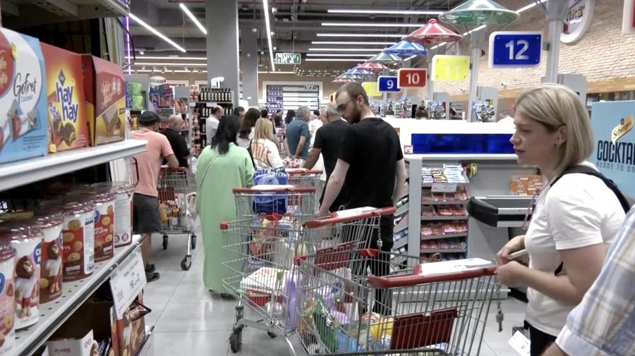 Warga Israel di Tel Aviv berbondong-bondong mendatangi supermarket lokal pada hari Jumat (13 Juni) menyusul peringatan nasional tentang serangan yang akan segera terjadi, saat pemerintah mengumumkan peluncuran operasi militer yang menargetkan infrastruktur nuklir Iran. (Tangkapan Layar Video Reuters/)