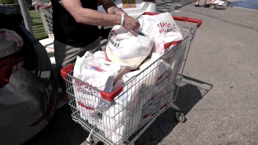 Warga Israel di Tel Aviv berbondong-bondong mendatangi supermarket lokal pada hari Jumat (13 Juni) menyusul peringatan nasional tentang serangan yang akan segera terjadi, saat pemerintah mengumumkan peluncuran operasi militer yang menargetkan infrastruktur nuklir Iran. (Tangkapan Layar Video Reuters/)
