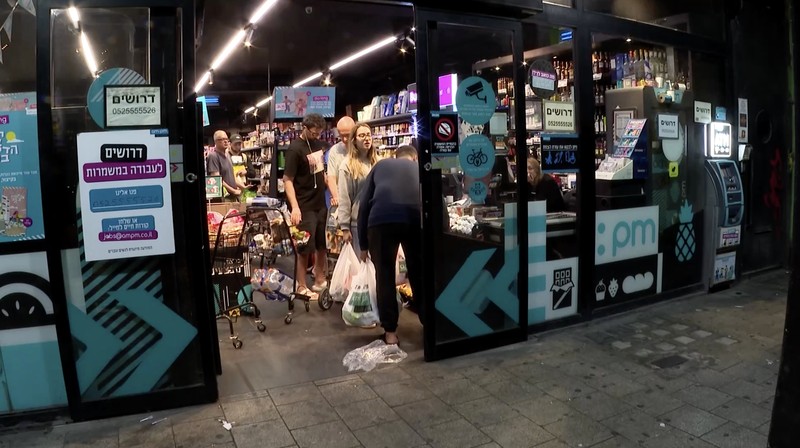 Warga Israel di Tel Aviv berbondong-bondong mendatangi supermarket lokal pada hari Jumat (13 Juni) menyusul peringatan nasional tentang serangan yang akan segera terjadi, saat pemerintah mengumumkan peluncuran operasi militer yang menargetkan infrastruktur nuklir Iran. Warga Israel di Tel Aviv berbondong-bondong mendatangi supermarket lokal pada hari Jumat (13 Juni) menyusul peringatan nasional tentang serangan yang akan segera terjadi, saat pemerintah mengumumkan peluncuran operasi militer yang menargetkan infrastruktur nuklir Iran. (Tangkapan Layar Video Reuters/)