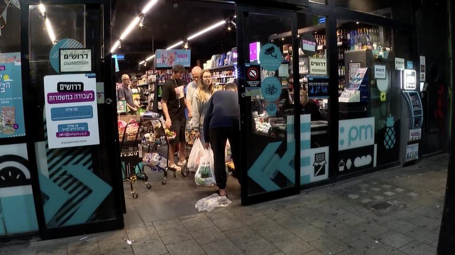 Warga Israel di Tel Aviv berbondong-bondong mendatangi supermarket lokal pada hari Jumat (13 Juni) menyusul peringatan nasional tentang serangan yang akan segera terjadi, saat pemerintah mengumumkan peluncuran operasi militer yang menargetkan infrastruktur nuklir Iran. Warga Israel di Tel Aviv berbondong-bondong mendatangi supermarket lokal pada hari Jumat (13 Juni) menyusul peringatan nasional tentang serangan yang akan segera terjadi, saat pemerintah mengumumkan peluncuran operasi militer yang menargetkan infrastruktur nuklir Iran. (Tangkapan Layar Video Reuters/)