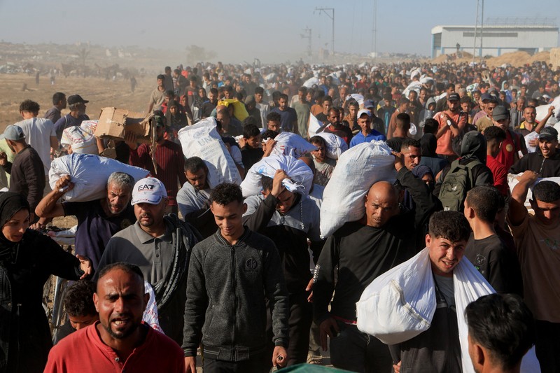 Ratusan warga Palestina berlarian saat mereka bergegas memasuki lokasi bantuan yang dikelola oleh Yayasan Kemanusiaan Gaza (GHF) di Jalur Gaza (12/6/2025). (Istimewa) Ratusan warga Palestina berlarian saat mereka bergegas memasuki lokasi bantuan yang dikelola oleh Yayasan Kemanusiaan Gaza (GHF) di Jalur Gaza (12/6/2025). (Istimewa)
