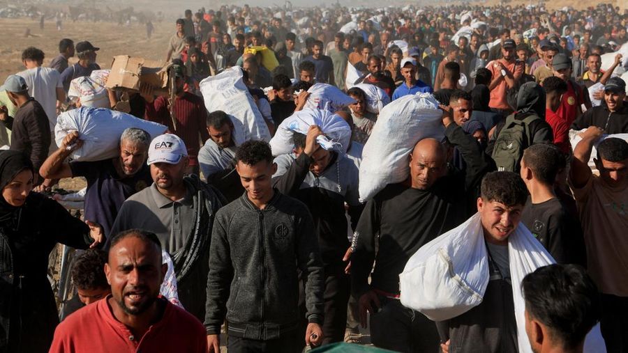 Ratusan warga Palestina berlarian saat mereka bergegas memasuki lokasi bantuan yang dikelola oleh Yayasan Kemanusiaan Gaza (GHF) di Jalur Gaza (12/6/2025). (Istimewa) Ratusan warga Palestina berlarian saat mereka bergegas memasuki lokasi bantuan yang dikelola oleh Yayasan Kemanusiaan Gaza (GHF) di Jalur Gaza (12/6/2025). (Istimewa)