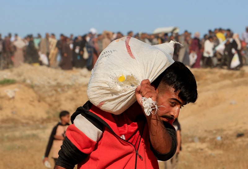 Ratusan warga Palestina berlarian saat mereka bergegas memasuki lokasi bantuan yang dikelola oleh Yayasan Kemanusiaan Gaza (GHF) di Jalur Gaza (12/6/2025). (Istimewa) Ratusan warga Palestina berlarian saat mereka bergegas memasuki lokasi bantuan yang dikelola oleh Yayasan Kemanusiaan Gaza (GHF) di Jalur Gaza (12/6/2025). (Istimewa)