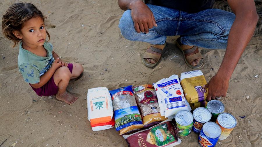 Ratusan warga Palestina berlarian saat mereka bergegas memasuki lokasi bantuan yang dikelola oleh Yayasan Kemanusiaan Gaza (GHF) di Jalur Gaza (12/6/2025). (Istimewa)