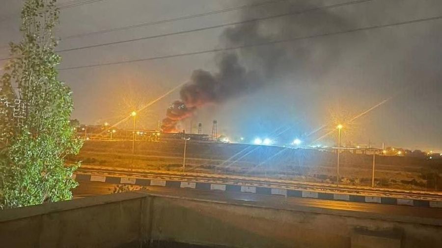 Asap mengepul ke udara di Bandar Udara Internasional Mehrabad, Iran usai militer Israel melakukan serangan udara. (X/@op_sshield)