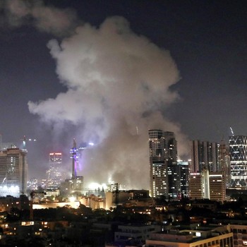 Detik-Detik Rudal Iran Bombardir Israel-Gedung Hancur, Dome Bobol?