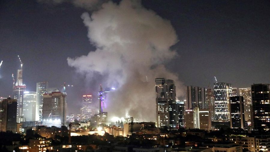 Rudal yang diluncurkan dari Iran dicegat, seperti yang terlihat dari kota Ashkelon, Israel, 13 Juni 2025. (REUTERS/Amir Cohen)