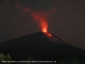 Gunung Ile Lewotolok Meletus 101 Kali Sepanjang Malam, Lava Mengalir 1,2 Km