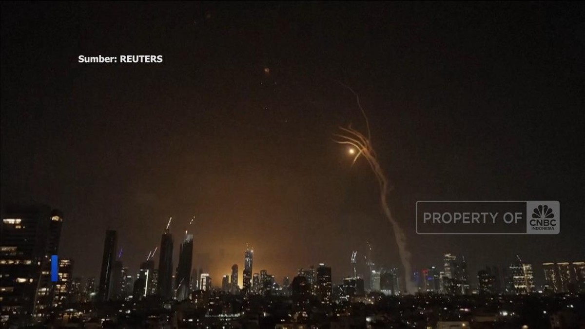    Iran Gempur Israel: Iron Dome Jebol? Tel Aviv Bergegar!   Langit Israel Membara: Serangan Iran Bikin Iron Dome Kalang Kabut!   Perang Memanas: Iran Lancarkan Serangan Dahsyat ke Israel, Tel Aviv Dihantam Ledakan!   Israel di Bawah Serangan: Iron Dome Kewalahan Hadapi Gempuran Iran, Tel Aviv Bergejolak!