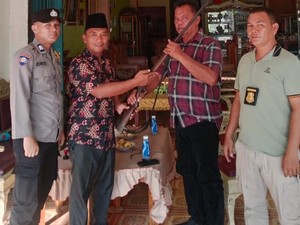 Warga Musi Rawas Serahkan Senpira ke Polisi