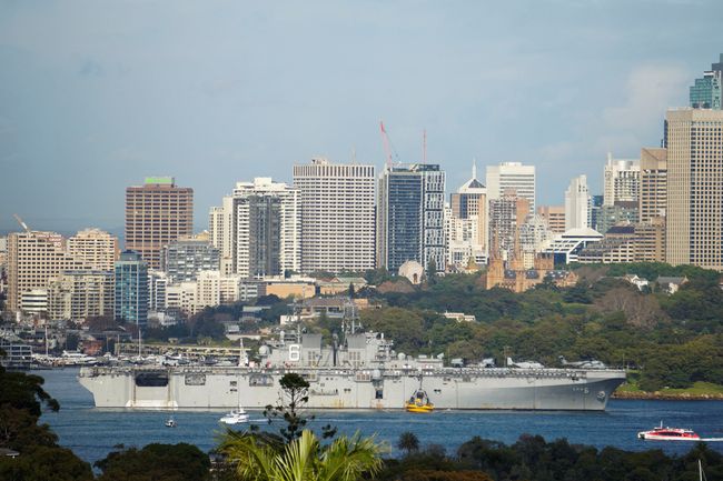 Kapal serbu amfibi USS America tiba, saat Australia bersiap menjadi tuan rumah latihan militer Talisman Sabre dari 13 Juli hingga 4 Agustus 2025, latihan gabungan bilateral terbesar antara Australia dan Amerika Serikat, di Pelabuhan Sydney, Sydney, Australia, 14 Juni 2025. (REUTERS/Stephen Coates)
