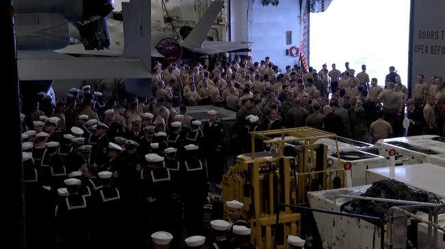 Kapal serbu amfibi USS America tiba, saat Australia bersiap menjadi tuan rumah latihan militer Talisman Sabre dari 13 Juli hingga 4 Agustus 2025, latihan gabungan bilateral terbesar antara Australia dan Amerika Serikat, di Pelabuhan Sydney, Sydney, Australia, 14 Juni 2025. (REUTERS/Stephen Coates)