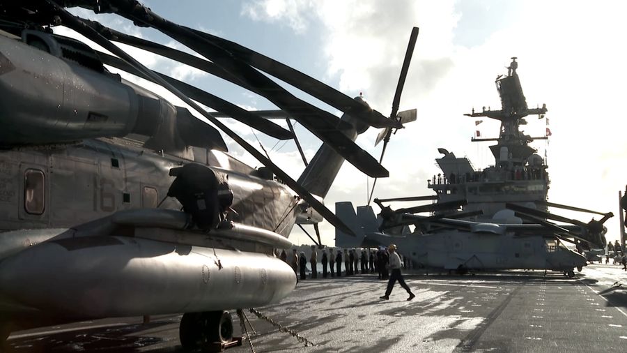 Kapal serbu amfibi utama Angkatan Laut Amerika Serikat di kawasan Indo-Pasifik, USS America, tiba di Pelabuhan Sydney pada Sabtu (14/6/2025) sebagai bagian dari persiapan latihan perang gabungan terbesar dengan Australia, Talisman Sabre. (Tangkapan Layar Video Reuters/)