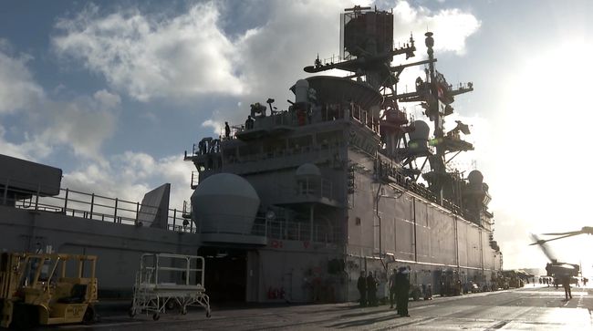 Kapal serbu amfibi USS America tiba, saat Australia bersiap menjadi tuan rumah latihan militer Talisman Sabre dari 13 Juli hingga 4 Agustus 2025, latihan gabungan bilateral terbesar antara Australia dan Amerika Serikat, di Pelabuhan Sydney, Sydney, Australia, 14 Juni 2025. (REUTERS/Stephen Coates)