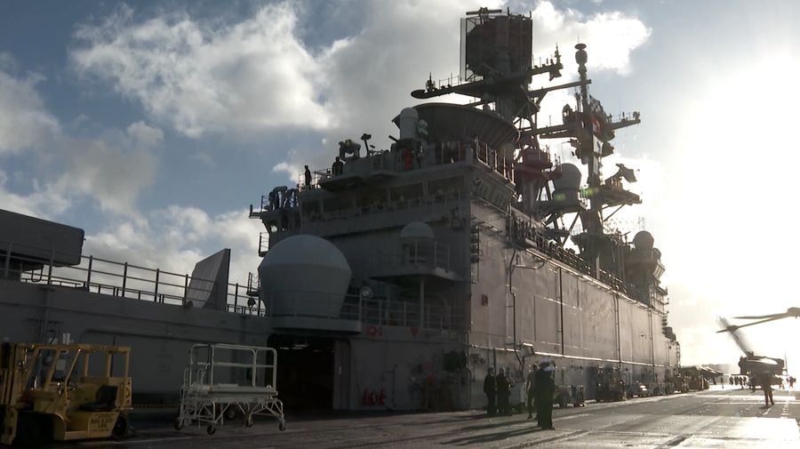 Kapal serbu amfibi USS America tiba, saat Australia bersiap menjadi tuan rumah latihan militer Talisman Sabre dari 13 Juli hingga 4 Agustus 2025, latihan gabungan bilateral terbesar antara Australia dan Amerika Serikat, di Pelabuhan Sydney, Sydney, Australia, 14 Juni 2025. (REUTERS/Stephen Coates)