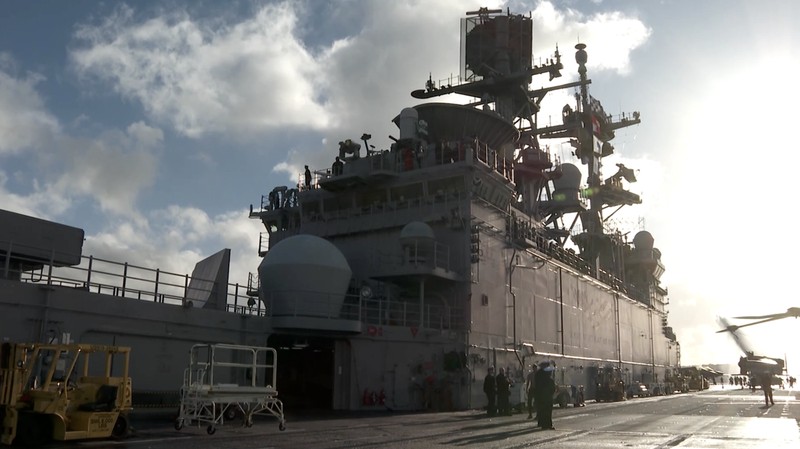 Kapal serbu amfibi USS America tiba, saat Australia bersiap menjadi tuan rumah latihan militer Talisman Sabre dari 13 Juli hingga 4 Agustus 2025, latihan gabungan bilateral terbesar antara Australia dan Amerika Serikat, di Pelabuhan Sydney, Sydney, Australia, 14 Juni 2025. (REUTERS/Stephen Coates)