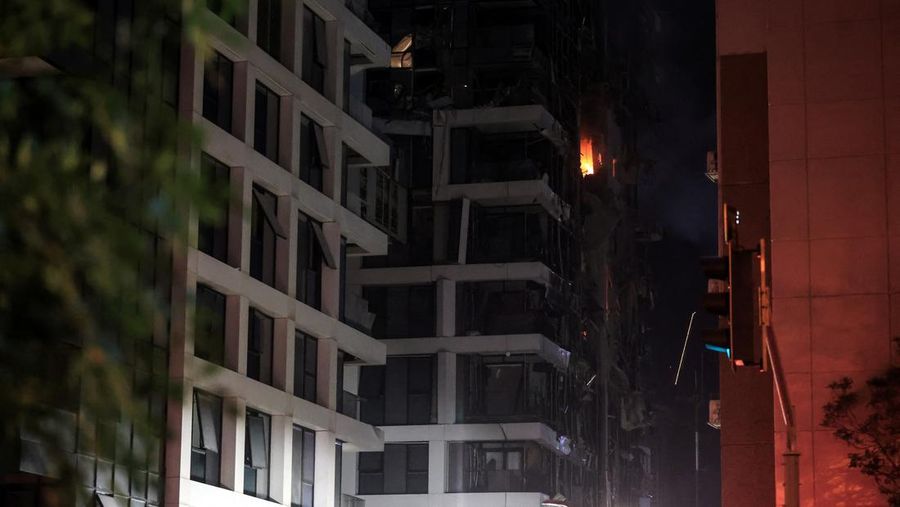 Rudal yang diluncurkan dari Iran dicegat, seperti yang terlihat dari kota Ashkelon, Israel, 13 Juni 2025. (REUTERS/Amir Cohen)