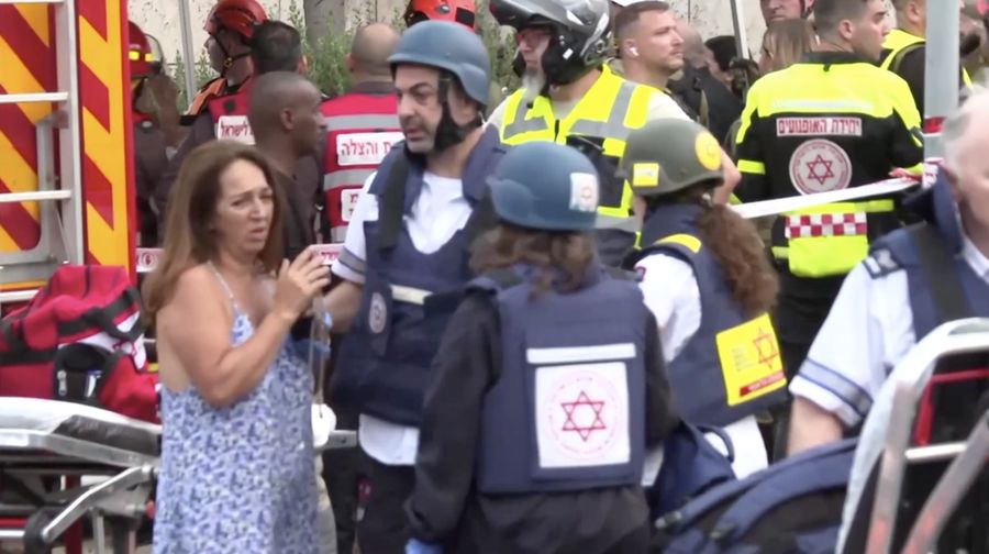 Petugas penyelamat bekerja di lokasi dampak setelah serangan rudal dari Iran terhadap Israel, di Rishon LeZion, Israel, 14 Juni 2025. Petugas penyelamat bekerja di lokasi dampak setelah serangan rudal dari Iran terhadap Israel, di Rishon LeZion, Israel, 14 Juni 2025. (REUTERS/Ronen Zvulun)