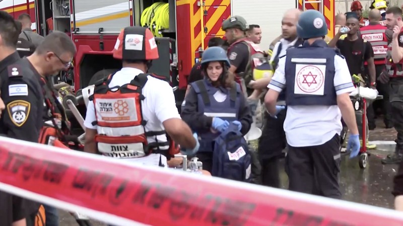 Petugas penyelamat bekerja di lokasi dampak setelah serangan rudal dari Iran terhadap Israel, di Rishon LeZion, Israel, 14 Juni 2025. Petugas penyelamat bekerja di lokasi dampak setelah serangan rudal dari Iran terhadap Israel, di Rishon LeZion, Israel, 14 Juni 2025. (REUTERS/Ronen Zvulun)
