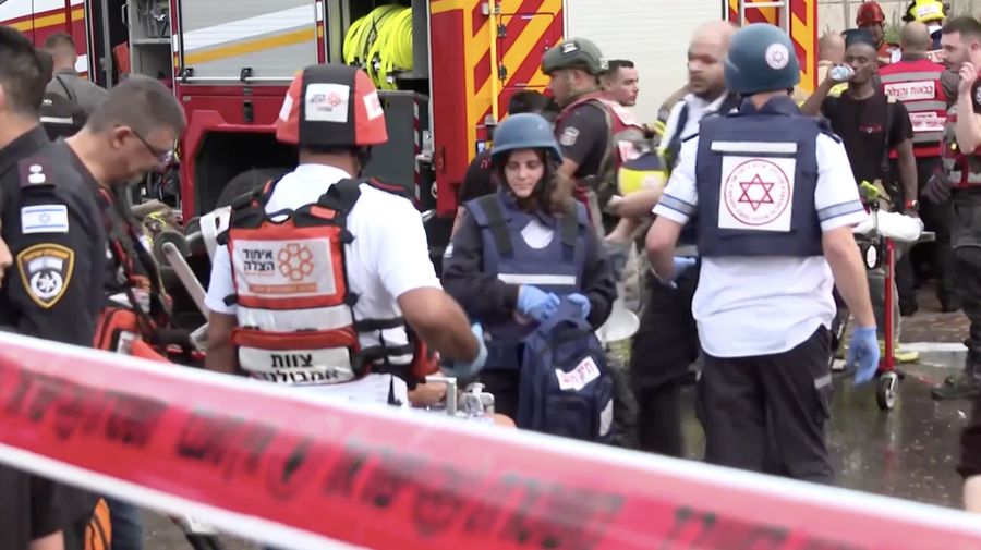 Petugas penyelamat bekerja di lokasi dampak setelah serangan rudal dari Iran terhadap Israel, di Rishon LeZion, Israel, 14 Juni 2025. Petugas penyelamat bekerja di lokasi dampak setelah serangan rudal dari Iran terhadap Israel, di Rishon LeZion, Israel, 14 Juni 2025. (REUTERS/Ronen Zvulun)