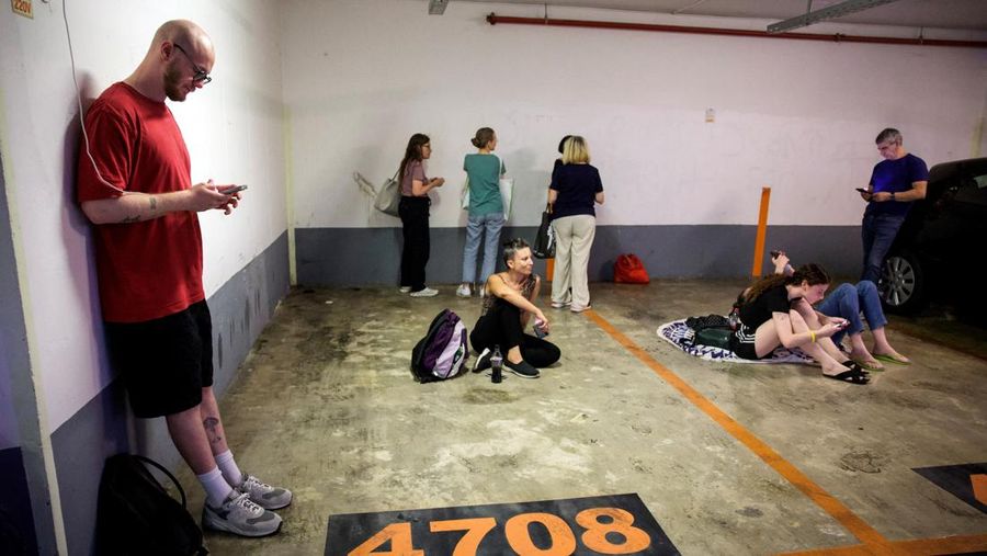 Orang-orang berlindung di tempat penampungan umum setelah serangan rudal dari Iran terhadap Israel, di Tel Aviv, Israel, 13 Juni 2025. (REUTERS/Itay Cohen)
