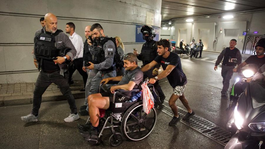 Orang-orang berlindung di tempat penampungan umum setelah serangan rudal dari Iran terhadap Israel, di Tel Aviv, Israel, 13 Juni 2025. (REUTERS/Itay Cohen)
