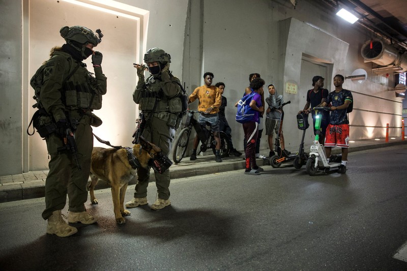 Orang-orang berlindung di tempat penampungan umum setelah serangan rudal dari Iran terhadap Israel, di Tel Aviv, Israel, 13 Juni 2025. Orang-orang berlindung di tempat penampungan umum setelah serangan rudal dari Iran terhadap Israel, di Tel Aviv, Israel, 13 Juni 2025. (REUTERS/Itay Cohen)
