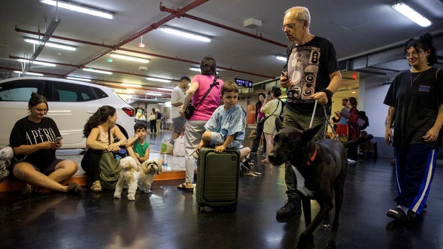 Orang-orang berlindung di tempat penampungan umum setelah serangan rudal dari Iran terhadap Israel, di Tel Aviv, Israel, 13 Juni 2025. (REUTERS/Itay Cohen)