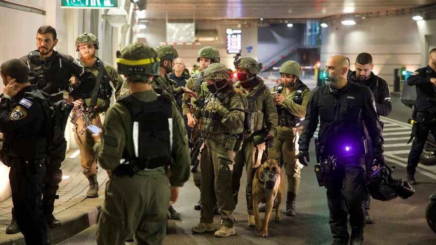 Orang-orang berlindung di tempat penampungan umum setelah serangan rudal dari Iran terhadap Israel, di Tel Aviv, Israel, 13 Juni 2025. (REUTERS/Itay Cohen)