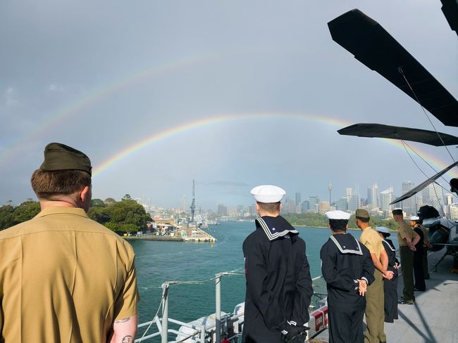 Kapal serbu amfibi USS America tiba, saat Australia bersiap menjadi tuan rumah latihan militer Talisman Sabre dari 13 Juli hingga 4 Agustus 2025, latihan gabungan bilateral terbesar antara Australia dan Amerika Serikat, di Pelabuhan Sydney, Sydney, Australia, 14 Juni 2025. (REUTERS/Stephen Coates)