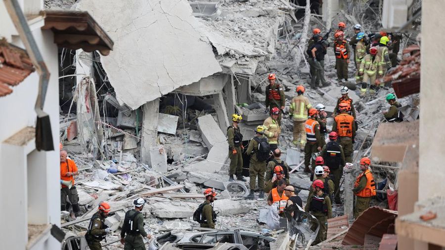 Petugas penyelamat bekerja di lokasi dampak setelah serangan rudal dari Iran terhadap Israel, di Rishon LeZion, Israel, 14 Juni 2025. Petugas penyelamat bekerja di lokasi dampak setelah serangan rudal dari Iran terhadap Israel, di Rishon LeZion, Israel, 14 Juni 2025. (REUTERS/Ronen Zvulun)