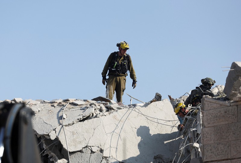Petugas penyelamat bekerja di lokasi dampak setelah serangan rudal dari Iran terhadap Israel, di Rishon LeZion, Israel, 14 Juni 2025. (REUTERS/Ronen Zvulun)
