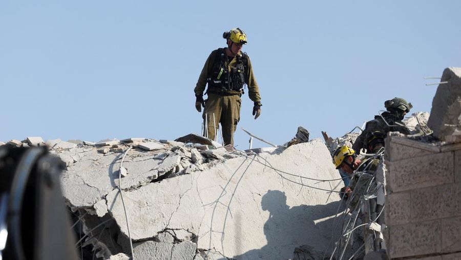 Petugas penyelamat bekerja di lokasi dampak setelah serangan rudal dari Iran terhadap Israel, di Rishon LeZion, Israel, 14 Juni 2025. Petugas penyelamat bekerja di lokasi dampak setelah serangan rudal dari Iran terhadap Israel, di Rishon LeZion, Israel, 14 Juni 2025. (REUTERS/Ronen Zvulun)