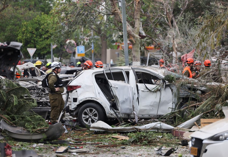 Petugas penyelamat bekerja di lokasi dampak setelah serangan rudal dari Iran terhadap Israel, di Rishon LeZion, Israel, 14 Juni 2025. (REUTERS/Ronen Zvulun)