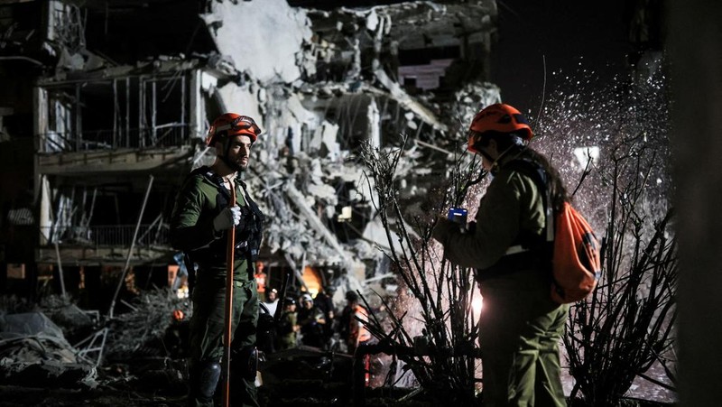 Rudal yang diluncurkan dari Iran dicegat, seperti yang terlihat dari kota Ashkelon, Israel, 13 Juni 2025. (REUTERS/Amir Cohen)