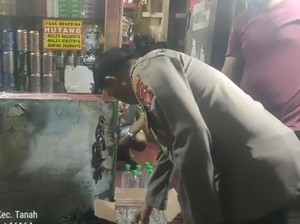 Polisi Razia Warung Kelontong di Bogor, Puluhan Botol Miras Ilegal Disita