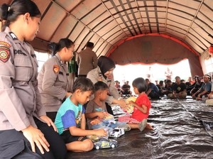 Polwan Polres Siak Beri Trauma Healing Korban Kericuhan di Tenda Pengungsian